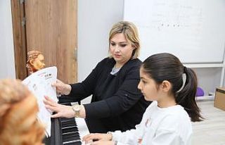 Gençler için ücretsiz piyano ve keman kursları...