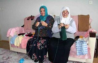 Giresunlu kadınlar depremzedeler için örüyor