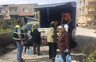 Gölcük Belediyesi Hatay’da içme suyu dağıtıyor