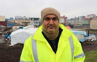 Gönüllü öğretmen, depremzedelerin yaralarının...