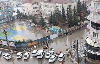 Görenler şaşkına dönüyordu, sağanak yağışta...