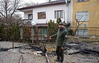 Gözü dönen komşu köpek kulübesini ateşe verdi