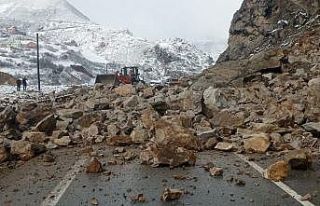 Gümüşhane-Kürtün yolunda heyelan