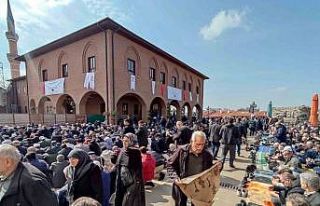 Hacı Bayram Veli Camii’nde binlerce vatandaş,...