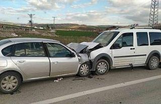 Hafif ticari araç ile otomobil çarpıştı: 5 yaralı