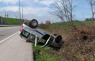 Hafif ticari araç takla attı: 2 yaralı