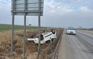 Hafif ticari araç takla attı, 7 kişi yaralandı