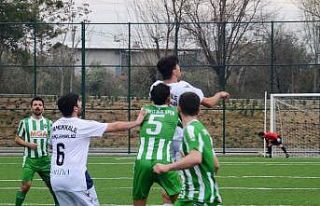 Hakem çift sarı kart gösterdiği futbolcuyu sahada...