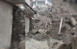 Hakkari’de toprak kayması