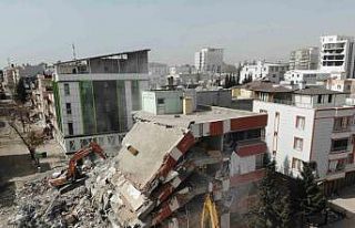 Hasarlı binalar bir bir yıkılıyor