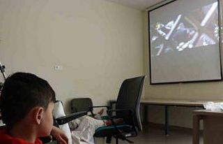 Hastane odasını sinema salonuna çevirdiler