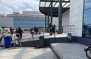 Hastane önündeki kavgayı güvenlik görevlileri...