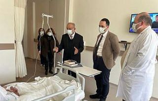 Hastanede tedavi gören vatandaşlara Kur’an-ı...