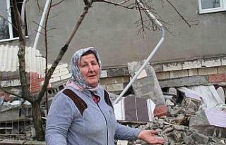 Hatay’da 2 katlı bina çöktü, 4 kişilik aileyi...