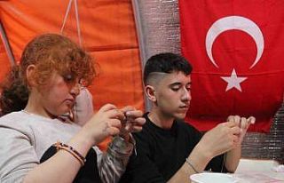 Hatay’da çadırkentte anne ve çocukları el sanatları...
