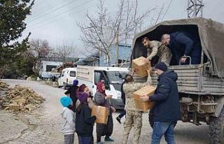 Hatay’da jandarma depremzedelere yardım kolisi...