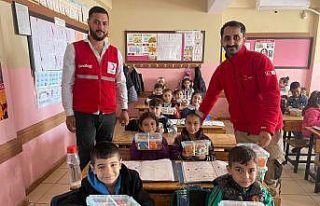 Hatay’da okulun ilk gününde çocuklara oyuncak