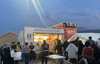 Hatay’daki Bodrum çadırında depremzedeler iftar...