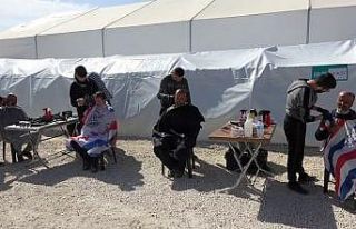Hatay’daki çadır kentte depremzedelere berber...