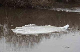 Havalar ısınınca Kura Nehri’nin buzları tamamen...