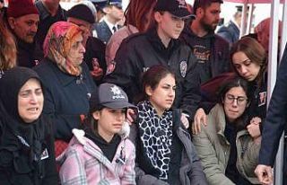 Hayatını kaybeden polis babasının şapkasını...