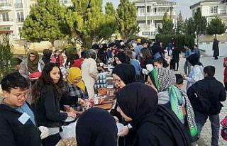 Hayır amaçlı satış yapılan pazar kurup depremzedeler...