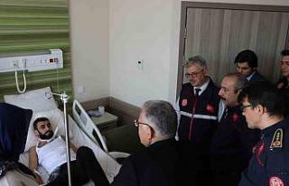 Hem enkaz altında hem de hastanede yalnız bırakmadılar