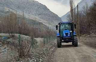 Her yıl yenisini aldığı traktörünü tarla için...