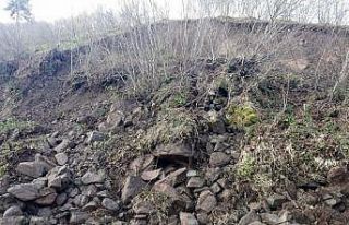 Heyelan mahalle yolunu kapattı