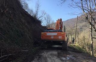 Heyelan sebebi ile kapanan mahalle yolu ulaşıma...