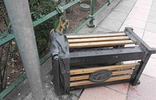 Hıncını çöp kutusunu devirerek çıkardı