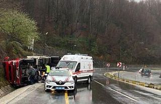 Hurda yüklü tır devrildi: 1 yaralı