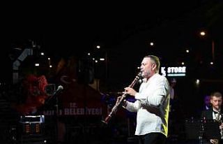 Hüsnü Şenlendirici klarnetini afetzedeler için...