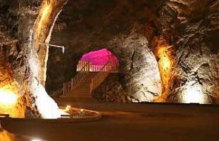 Iğdır’daki tuz mağarası yeni sezonda ziyaretçilerini...