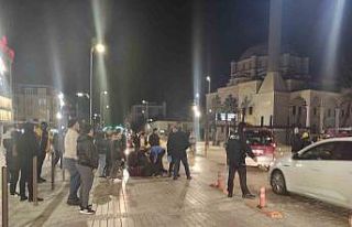 İki kişiye çarpıp kaçan sürücü, ortalığı...