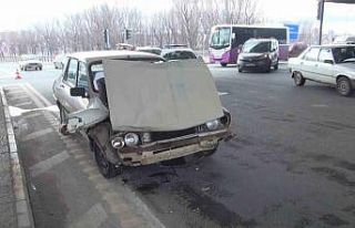 İki otomobil kavşakta çarpıştı: 1 yaralı