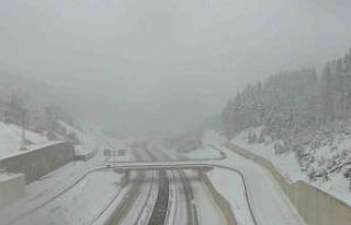 Ilgaz Dağı geçişinde yoğun kar yağışı ve...