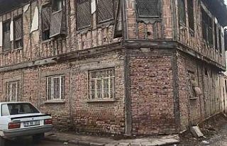 İlgisiz kalan eski konak yok olma tehlikesi ile karşı...