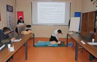 İlk yardımı öğreniyorlar