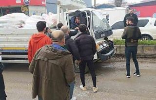 İnşaat malzemesi yüklü kamyonet, tıra arkadan...