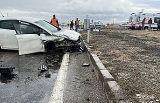 İşçileri taşıyan kamyonet ile otomobil çarpıştı:...