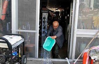 İskenderun’da deniz seviyesi yükseldi, esnaf deniz...