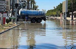 İskenderun’da denizin taştığı bölgelerde çalışma...
