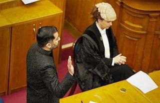 İskoçya’nın yeni Başbakanı Yousaf, yemin ederek...