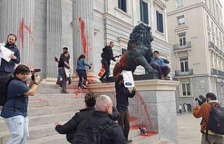 İspanya’da aktivistlerden parlamento binasına...