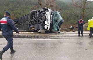 Isparta-Antalya karayolunda yolcu otobüsü devrildi:...