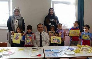 Isparta’da depremzede öğrenciler kum boyama etkinliği...