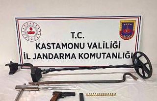 İzinsiz kazı yapan iki kişi, jandarma ekiplerince...