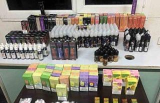 İzmir’de bir otomobilde 425 adet kaçak elektronik...