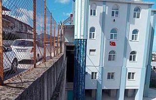 İzmir’de cami minaresi beşik gibi sallandı